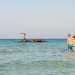 Torniamo verso la riva, mentre una coppietta sta compiendo a piedi il tragitto inverso, favorita dal basso livello del mare